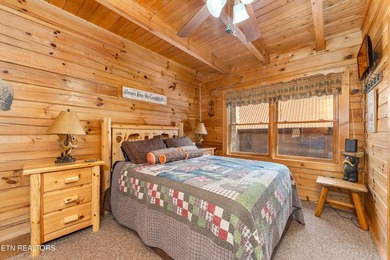 This charming 3-bedroom, 3-bathroom log cabin offers 1,310 sq ft - photo 20