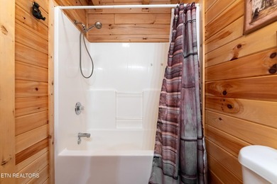 This charming 3-bedroom, 3-bathroom log cabin offers 1,310 sq ft - photo 22