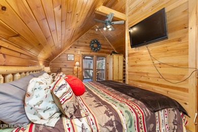 This charming 3-bedroom, 3-bathroom log cabin offers 1,310 sq ft - photo 24