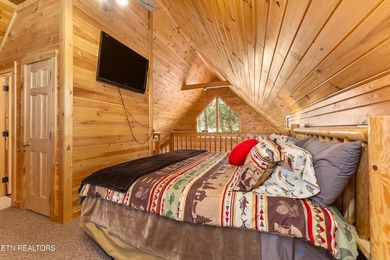 This charming 3-bedroom, 3-bathroom log cabin offers 1,310 sq ft - photo 26