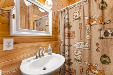 This charming 3-bedroom, 3-bathroom log cabin offers 1,310 sq ft - photo 27