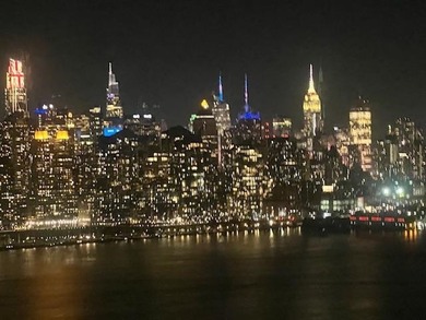 BRIGHT AND SUNNY,TASTEFULLY RE-IMAGINED OPEN-PLAN ONE BEDRM/1.5