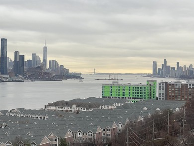 BRIGHT AND SUNNY,TASTEFULLY RE-IMAGINED OPEN-PLAN ONE BEDRM/1.5