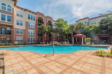 Beautiful corner end unit in desirable Esplanade at Town Center - photo 1