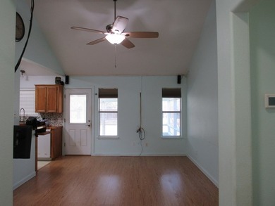 Investors, solid brick home great for long term investment. 3 - photo 6