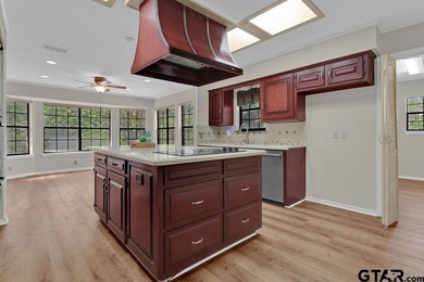 Looking for a well maintained and updated home in Hideaway? You - photo 18