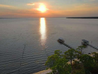 Set on the shores of Choctawhatchee Bay, this beautifully - photo 31