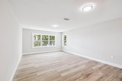 Set on the shores of Choctawhatchee Bay, this beautifully - photo 45