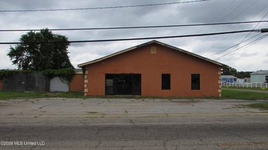 Attractive block warehouse located on a busy street. No flood - photo 1