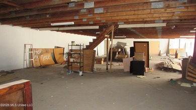Attractive block warehouse located on a busy street. No flood - photo 5