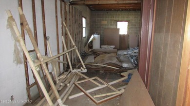 Attractive block warehouse located on a busy street. No flood - photo 7