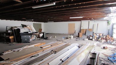 Attractive block warehouse located on a busy street. No flood - photo 9