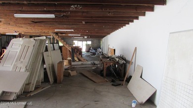 Attractive block warehouse located on a busy street. No flood - photo 10