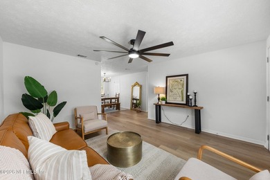 THIS BEAUTIFUL HOME IN A QUIET NEIGHBORHOOD IS READY FOR A NEW - photo 4