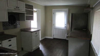 Corner lot near downtown Gulfport. Fenced yard, newer roof, does - photo 3