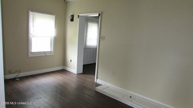 Corner lot near downtown Gulfport. Fenced yard, newer roof, does - photo 4