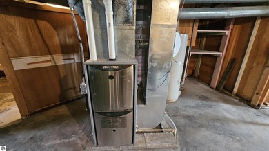 What a rare opportunity! Full of timeless 1940s charm, this - photo 32