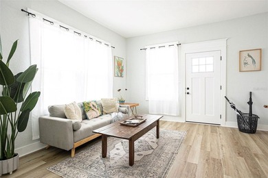 TURN-KEY BUNGALOW IN HISTORIC YBOR! This tasteful & timeless - photo 5