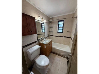 Second floor 2 bedroom with one 1 bath. Features a spacious - photo 1
