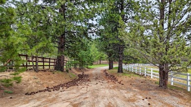 Located in Susanville, this 3-bedroom, 2-bath home offers 2,088 - photo 2