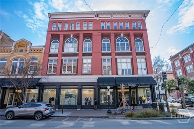 Lovely historic condo in prime location in Downtown Savannah - photo 2