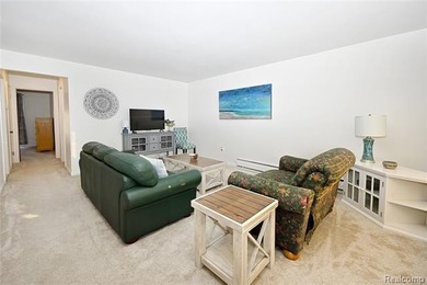 Fourth-floor unit in a well-maintained co-op community, ideally - photo 3