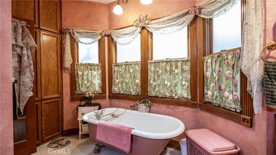 **Victorian Elegance Among the Treetops!** This large custom - photo 20