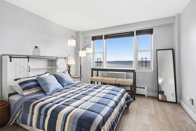 This beautiful pet friendly residence offers a bright, spacious - photo 4