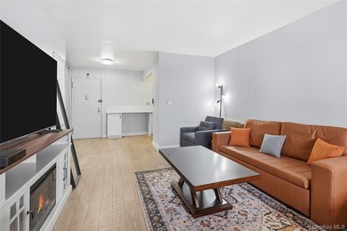 This beautiful pet friendly residence offers a bright, spacious - photo 6