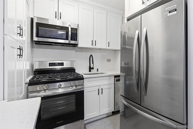 This beautiful pet friendly residence offers a bright, spacious - photo 7
