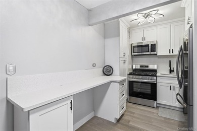 This beautiful pet friendly residence offers a bright, spacious - photo 8