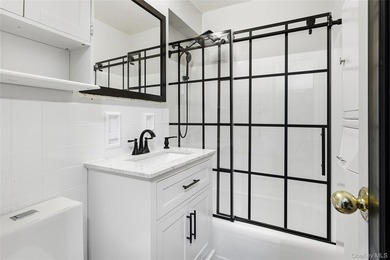This beautiful pet friendly residence offers a bright, spacious - photo 9