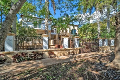 Situated on iconic South Miami Avenue, this exceptional luxury - photo 3