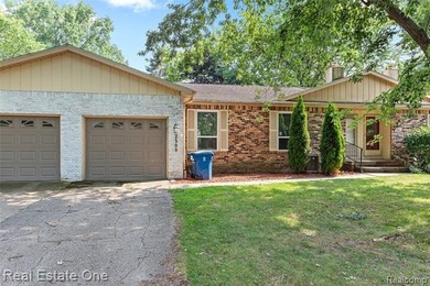 Lake Townhome/Townhouse For Sale in Fenton, Michigan