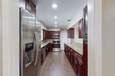 Welcome to this charming three-bedroom, two-bathroom - photo 6