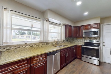 Welcome to this charming three-bedroom, two-bathroom - photo 7
