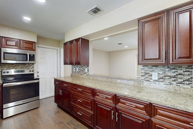 Welcome to this charming three-bedroom, two-bathroom - photo 8