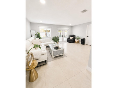 Welcome to this beautifully maintained 4-bedroom, 2-bathroom - photo 10