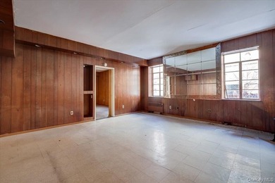 A rare opportunity to acquire a fully vacant mixed-use building - photo 14