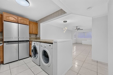 Beautifully remodeled and spacious 2-bedroom, 2-bathroom condo - photo 3