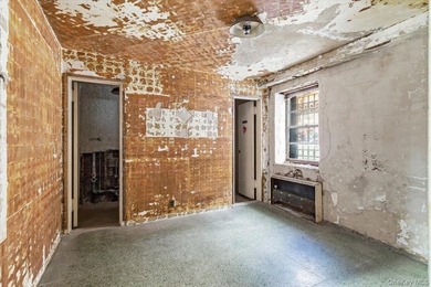 A rare opportunity to acquire a fully vacant mixed-use building - photo 44