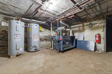 A rare opportunity to acquire a fully vacant mixed-use building - photo 46