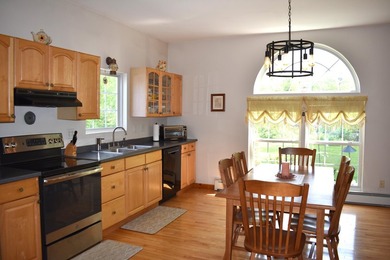 Welcome to this beautiful, sun-filled home designed for both - photo 9