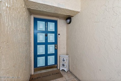 Gorgeous 3 bed/2 bath penthouse in the sought-after Sandcastle - photo 3