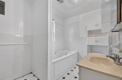 South facing all brick attached Colonial in Bayside offers a - photo 14