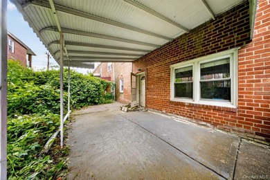 South facing all brick attached Colonial in Bayside offers a - photo 15