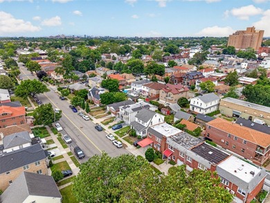 South facing all brick attached Colonial in Bayside offers a - photo 16