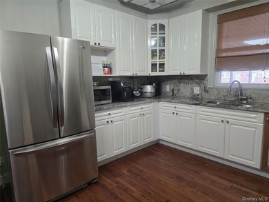 This meticulously maintained house has Victorian style's - photo 2