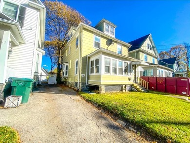 Spacious colonial located in the heart of the City of Rochester! - photo 2