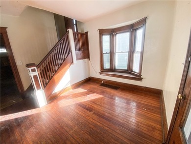 Spacious colonial located in the heart of the City of Rochester! - photo 4